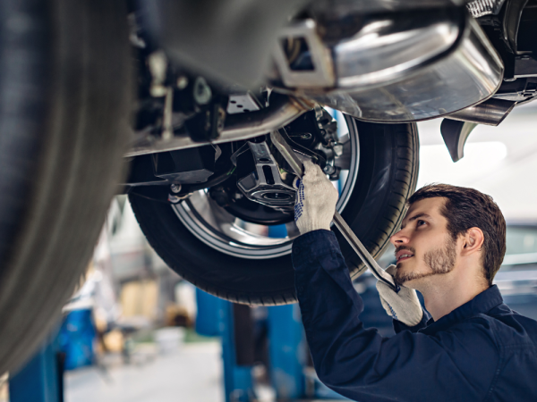 Bild på personbilsmekaniker